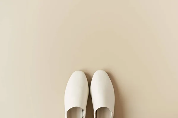 中性ベージュの女性の白い革スリッパとファッションコラージュ ミニマルフラットレイ トップビューライフスタイルコンセプト — ストック写真