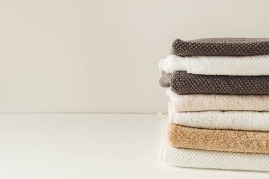 Katlanmış banyo havluları yığını. Sağlık, tedavi, hijyen konsepti.
