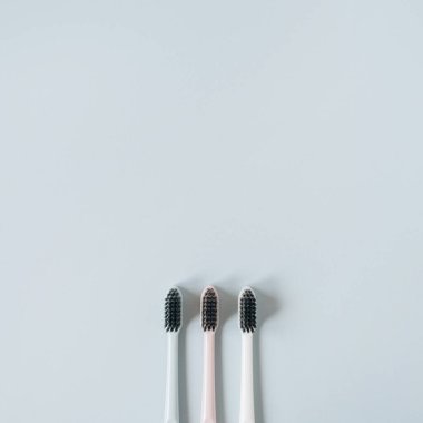 Mavi arka planda diş fırçaları. Düz yatış, üst görünüm ağız bakımı, diş temizliği konsepti.