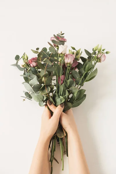 Жіночі Руки Тримають Букет Квітів Троянд Білій Стіні Святкування Свята — стокове фото