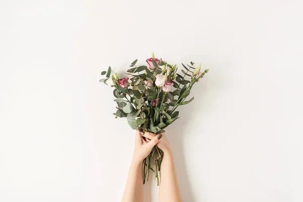 Жіночі Руки Тримають Барвисті Троянди Квіти Букет Білій Стіні Свято — стокове фото