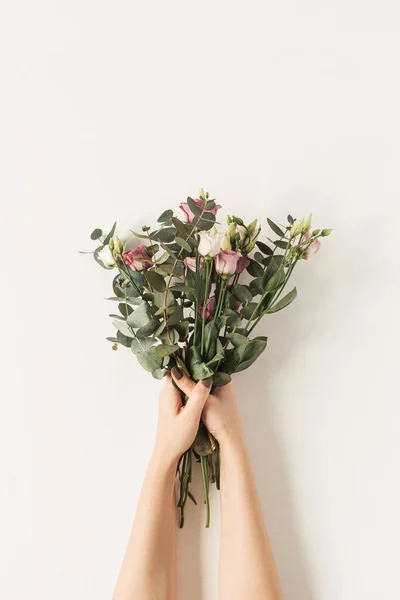 Mãos Femininas Segurando Flores Coloridas Rosas Buquê Contra Parede Branca — Fotografia de Stock