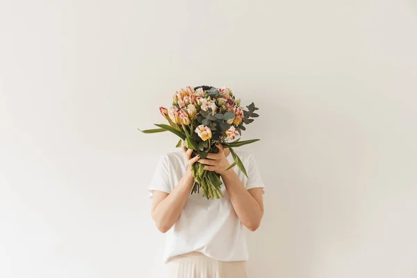 Mujer Bonita Joven Blusa Blanca Con Flores Tulipán Ramo Las — Foto de Stock