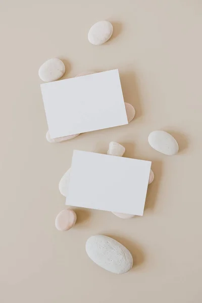 Blanco Papier Vel Kaarten Met Mockup Kopieer Ruimte Stenen Beige — Stockfoto