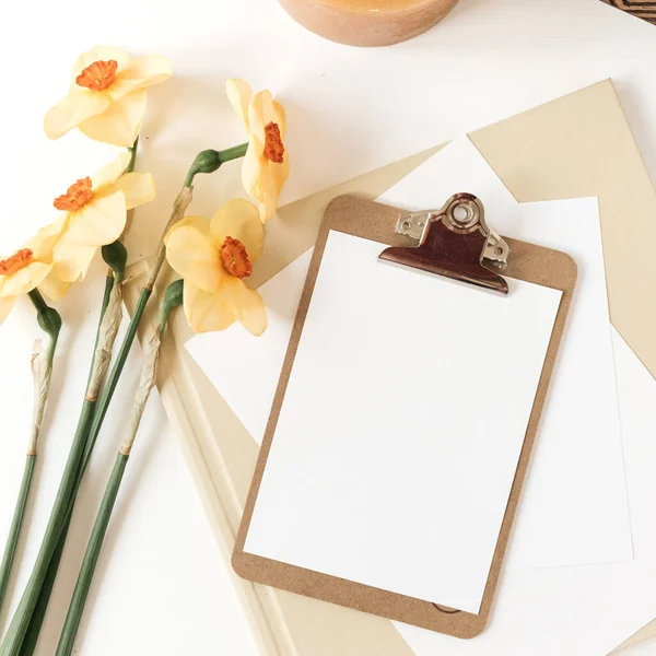 Leere Klemmbrettablage Aus Papier Mit Kopiervorlage Schöner Schreibtischarbeitsplatz Home Office — Stockfoto