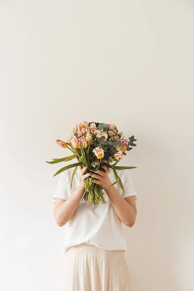 Hermosa Chica Bodega Las Manos Ramo Flores Contra Pared Blanca — Foto de Stock