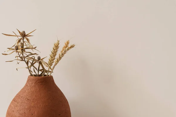 Rogge Tarwe Stengels Boeket Rode Klei Pot Witte Muur Achtergrond — Stockfoto