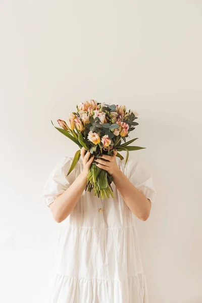 Hermosa Chica Vestido Blanco Celebrar Las Manos Ramo Flores Contra — Foto de Stock