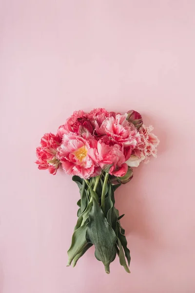 Hermoso Ramo Flores Tulipán Peonía Sobre Fondo Rosa — Foto de Stock