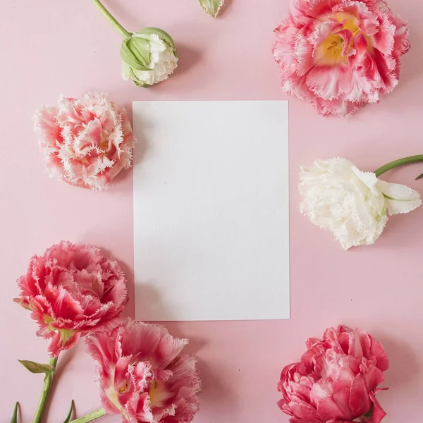 Üres Papírlap Kerek Keretben Rózsaszín Fehér Bazsarózsa Tulipán Virágok Rózsaszín — Stock Fotó
