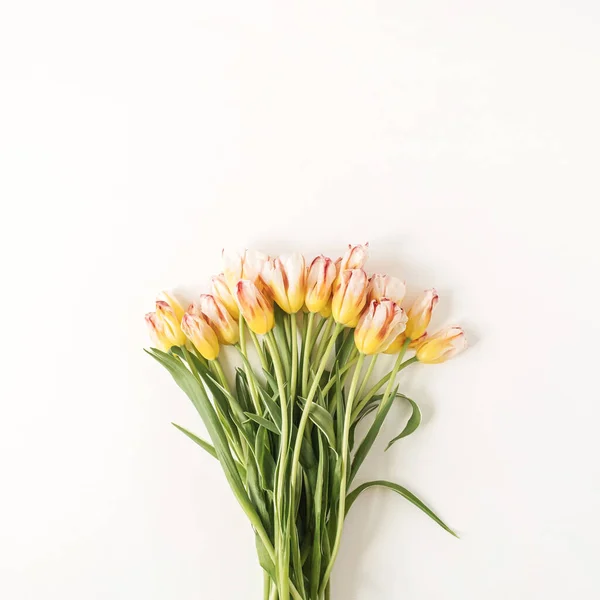Sárga Tulipán Virágok Csokor Fehér Alapon Flat Lay Top View — Stock Fotó
