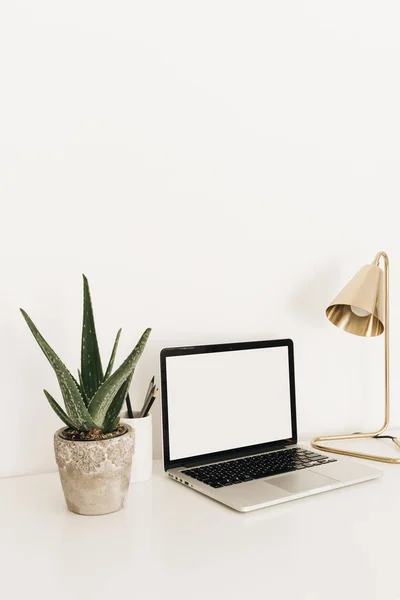 Portátil Con Pantalla Espacio Copia Blanco Mesa Blanca Con Lámpara — Foto de Stock