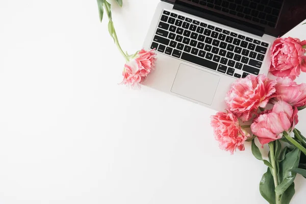 Laptop Dan Merah Muda Bunga Tulip Peony Meja Putih Letak — Stok Foto