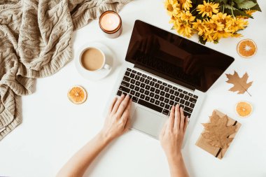 Kadın dizüstü bilgisayarda çalışıyor. Ofis masası çalışma alanı. Düz yatış, üst düzey bayan patron iş konsepti. Klavyede yazan kadın elleri.