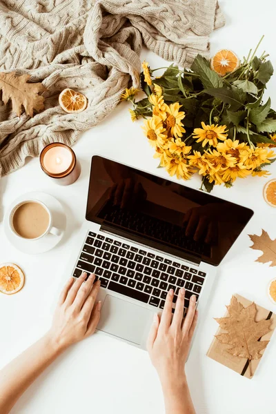 Kadın dizüstü bilgisayarda çalışıyor. Süslü ofis masa çalışma alanı. Düz yatış, üst düzey bayan patron iş konsepti. Klavyede yazan kadın elleri.