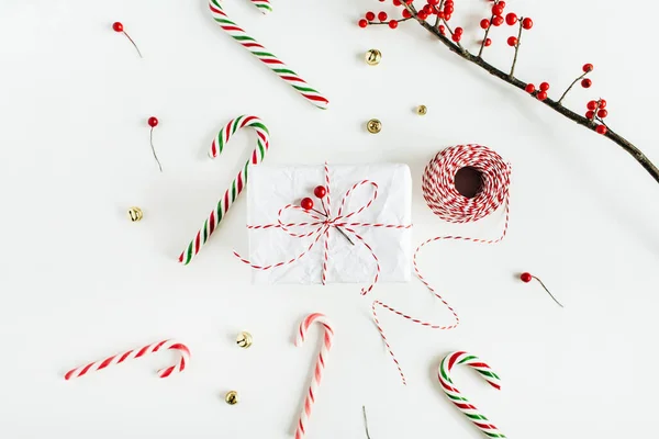 Karácsonyi Ajándékdoboz Ünnepi Cukorkával Piros Bogyós Karácsonyi Kötél Tekercs Fehér — Stock Fotó