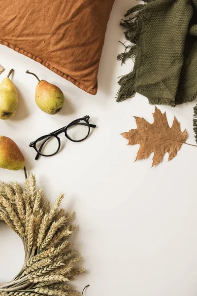 Decke Kissen Gläser Trockenes Herbstlaub Birnen Weizenstrohkranz Auf Weißem Tisch — Stockfoto