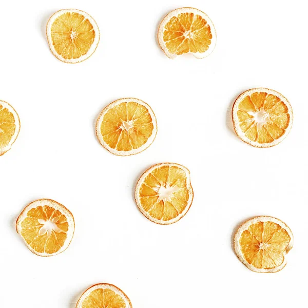 白を基調としたドライオレンジのカラフルなフルーツパターン トップビュー フラットレイアウト 最小限で創造的な構成 — ストック写真