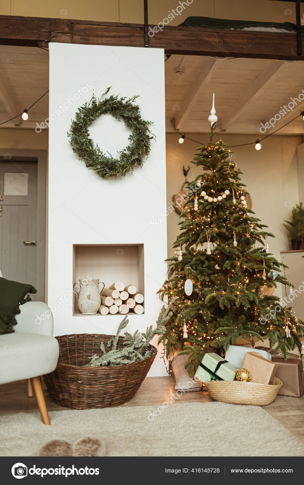 Schoner Weihnachtsbaum Kranzrahmen Geschenkboxen Gemutlichen Wohnzimmer Festliche Weihnachts Neujahrsfestdekorationen Modernem Stockfotografie Lizenzfreie Fotos C Maximleshkovich Depositphotos