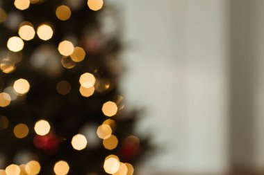 Noel ağacında bulanık ışık.