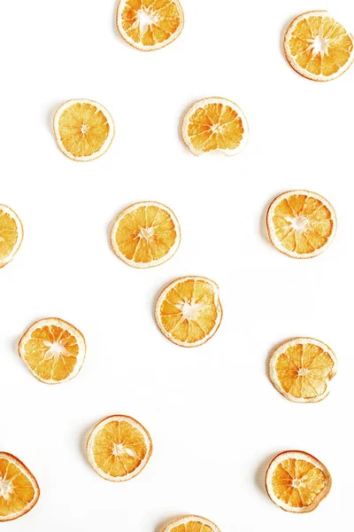 Barevný Vzor Ovoce Sušených Pomerančů Bílém Pozadí Pohled Shora Plochý — Stock fotografie