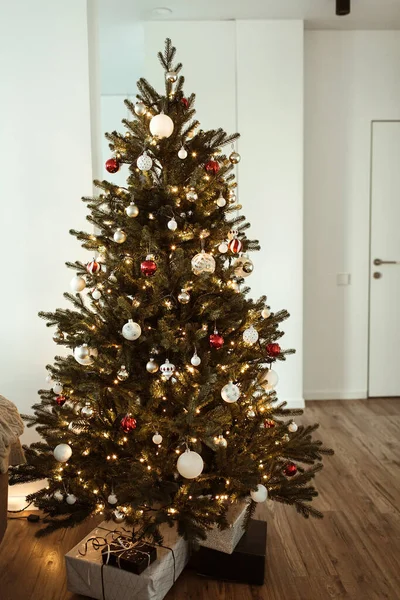 Schöner Weihnachtsbaum Mit Spielzeug Kugeln Girlanden Und Hausgemachten Geschenkschachteln Aus — Stockfoto
