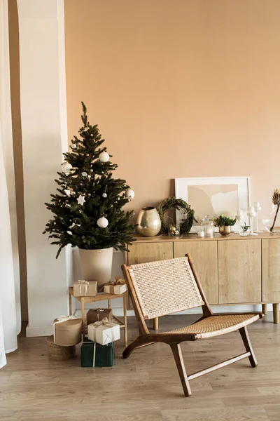Moderní Design Interiéru Pohodlný Útulný Obývací Pokoj Zdobený Vánoční Stromeček — Stock fotografie