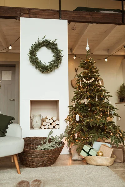 Schöner Weihnachtsbaum Kranzrahmen Geschenkboxen Gemütlichen Wohnzimmer Festliche Weihnachts Neujahrsfestdekorationen Modernem — Stockfoto