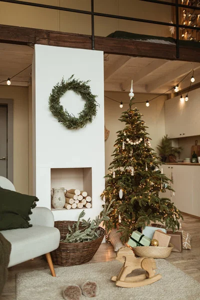 Modern Dekorasyonu Konsepti Noel Ağacı Çelenk Çerçevesi Şömine Kanepe Ekose — Stok fotoğraf