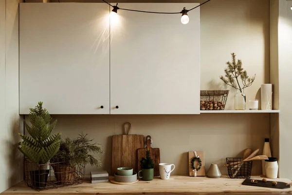 Modernes Innenraumkonzept Für Die Wohnküche Tannenzweige Schneidebretter Geschirr Walnusskorb Utensilien — Stockfoto