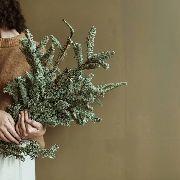 Young Beautiful Woman Sweater Skirt Holding Fir Branches Olive Wall — Stock Photo, Image