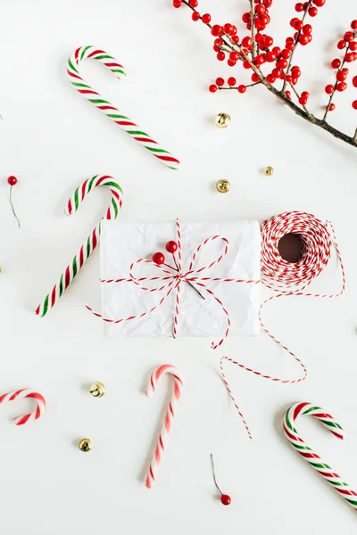 Caixa Presente Natal Com Doces Festivos Ramo Com Bagas Vermelhas — Fotografia de Stock