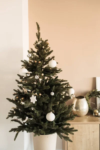 Árvore Natal Decorada Com Brinquedos Bugigangas Conceito Celebração Natal Ano — Fotografia de Stock