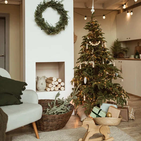 Modernes Wohnraumkonzept Komfortables Gemütliches Wohnzimmer Mit Weihnachtsbaum Mit Geschenken Kranzrahmen — Stockfoto