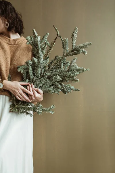 Young Beautiful Woman Hold Fir Branches Hands Olive Wall — Stock Photo, Image