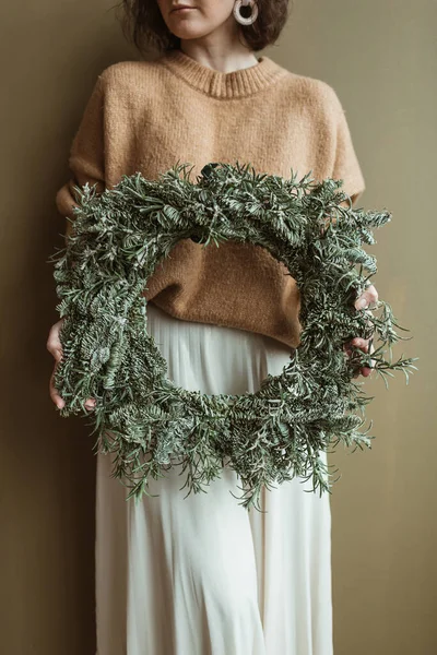 Young Beautiful Woman Holding Wreath Frame Made Fir Branches Olive — Stock Photo, Image