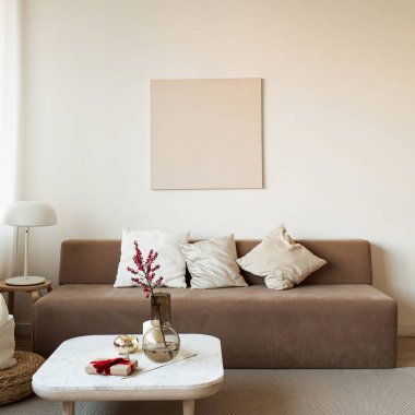 Rahat modern iç tasarım konsepti. Kanepe, dekorasyonlu kahve masası, lamba, duvarda boş resim çerçevesi.. 