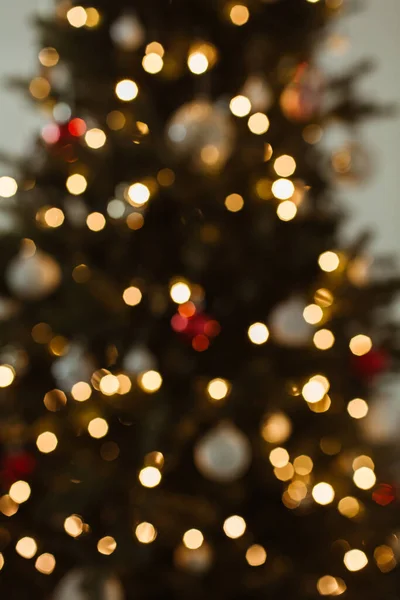 Wazig Licht Kerstboom Helder Gloeiende Gouden Bokeh Reflecties Van Kerstverlichting — Stockfoto