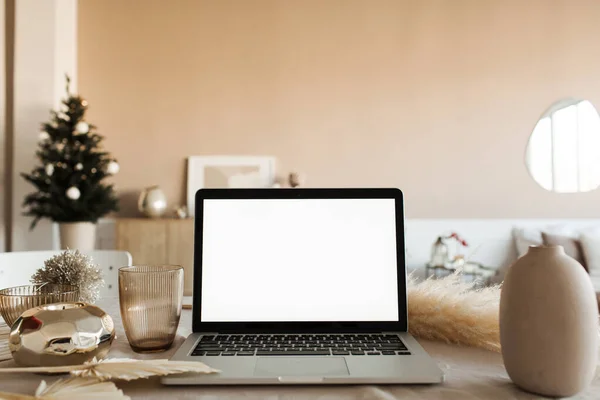 Leere Bildschirm Laptop Computer Auf Dem Tisch Mit Schönen Dekorationen — Stockfoto