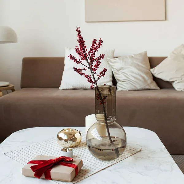 Rote Beeren Der Vase Geschenkkarton Aus Papier Auf Dem Couchtisch — Stockfoto