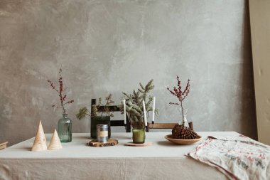 Noel / Yeni Yıl dekorasyonları, masa, köknar dalları olan modern iç mimari oturma odası. Kış bayramı kompozisyonu.