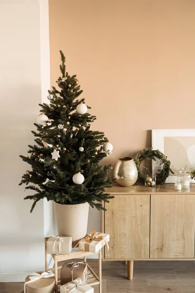 Krásný Vánoční Stromek Hračkami Cetkami Domácími Papírovými Dárkovými Krabicemi Obývací — Stock fotografie