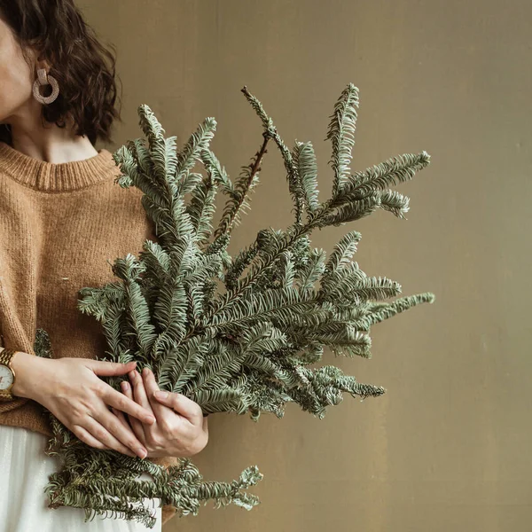 Young Beautiful Woman Holding Fir Branches Olive Wall — Stock Photo, Image