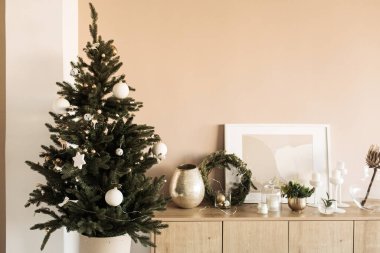 Oyuncaklarla, mücevherlerle ve ev yapımı kağıt hediye kutularıyla güzel bir Noel ağacı. Noel / Yeni Yıl kutlaması için dekore edilmiş oturma odası. Modern iç tasarım kavramı.