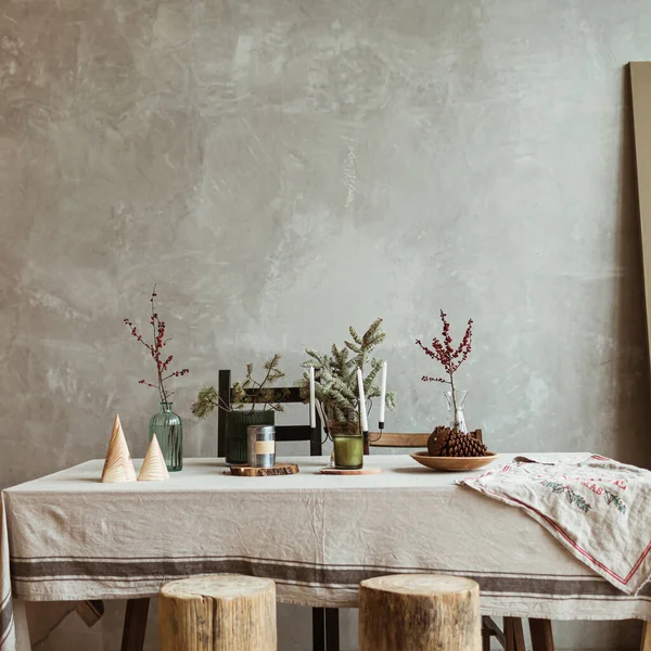 Modernes Interieur Wohnzimmer Mit Weihnachts Neujahrsdekoration Tisch Tanne Feierliche Zusammensetzung — Stockfoto