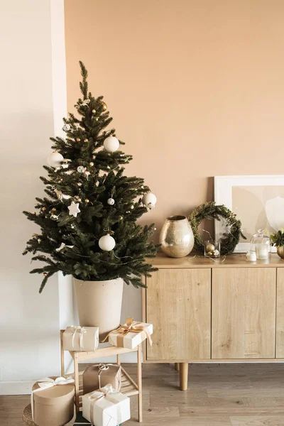 Bela Árvore Natal Com Brinquedos Bugigangas Caixas Presente Papel Caseiras — Fotografia de Stock