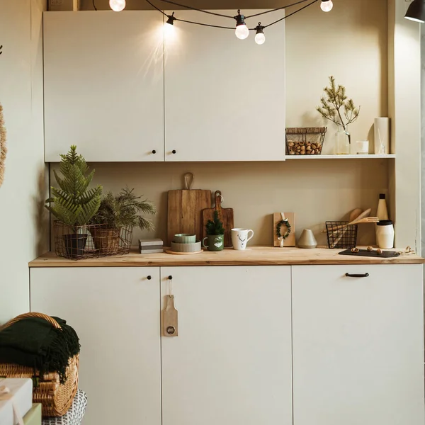 Home Keuken Interieur Met Kerstversiering Slinger Verlichting Sparren Takken — Stockfoto