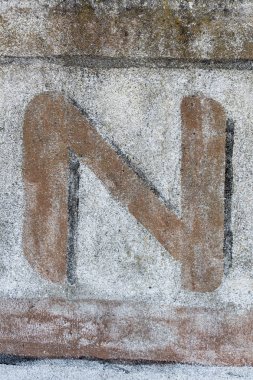 tipografi harf q abandone duvara boyalı