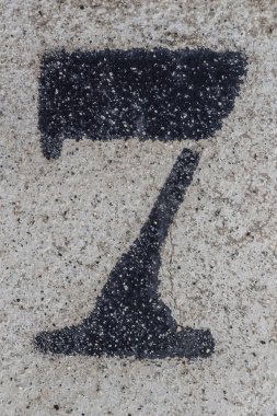 Beton wal, yedi numara, sayı 7 Yedi boyalı şablonundaki Numara
