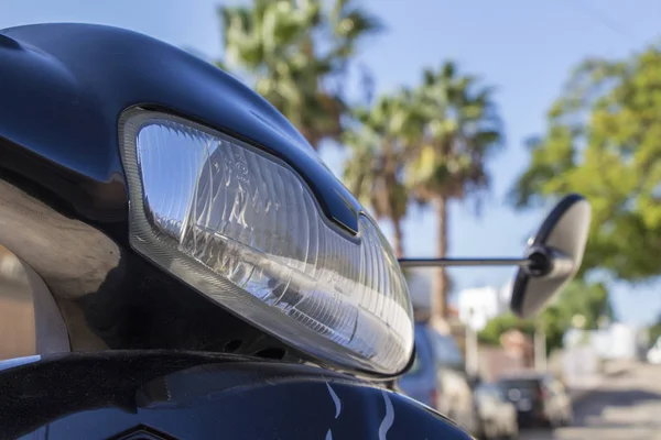 摩托车的车头灯在街道背景 — 图库照片